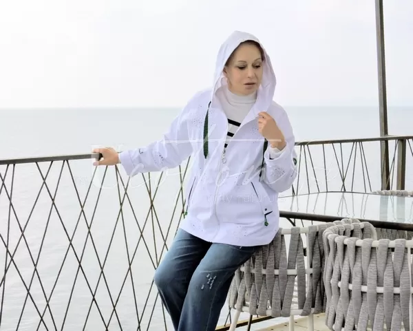 Вітровка натуральна з білосніжного джинсу з вишивкою і перфорацією з зеленим декором