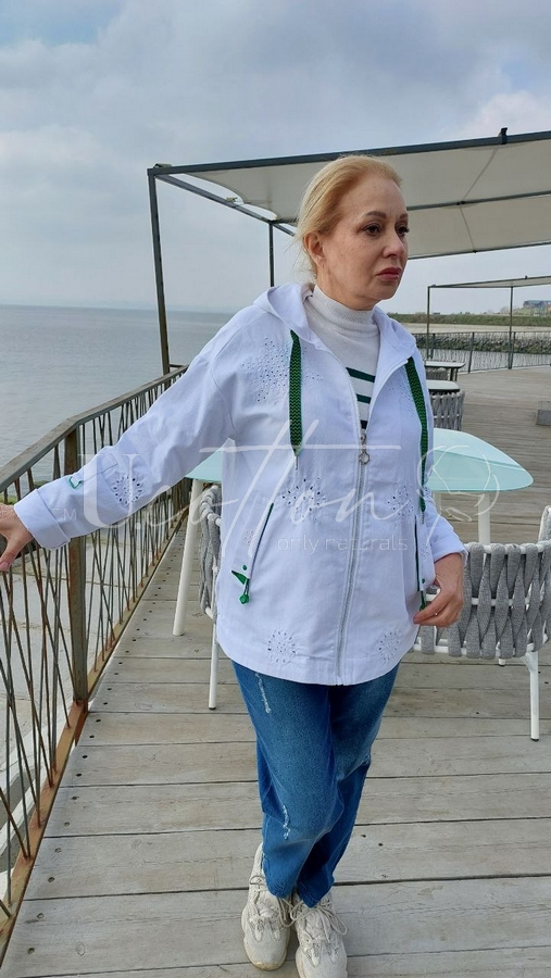 Вітровка натуральна з білосніжного джинсу з вишивкою і перфорацією з зеленим декором