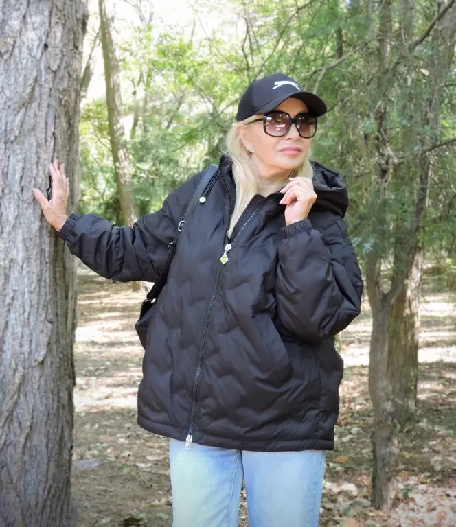 Жіноча куртка демісезонна із стильним тисненням і віскозним наповнювачем 2807 Black Shine 