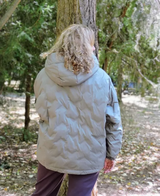 Жіноча куртка демісезонна із стильним тисненням і віскозним наповнювачем 2807 Gray Shine