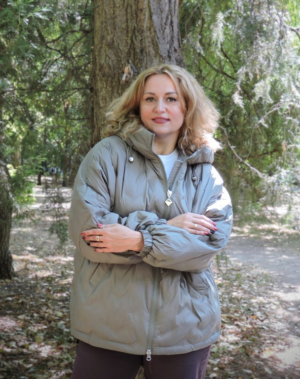 Жіноча куртка демісезонна із стильним тисненням і віскозним наповнювачем 2807 Gray Shine