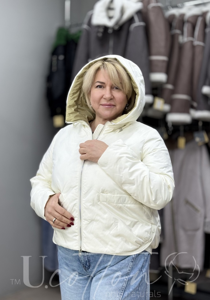 Жіноча демісезонна куртка 2935 Крем-Мед біло-золотистого кольору з капюшоном 