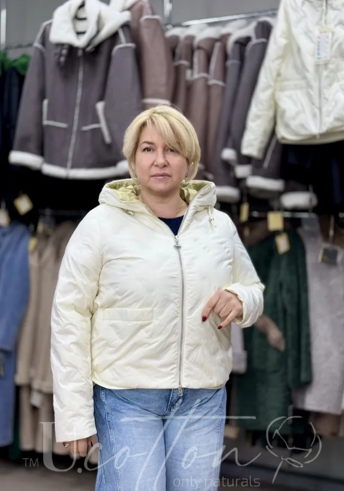 Жіноча демісезонна куртка 2935 Крем-Мед біло-золотистого кольору з капюшоном 