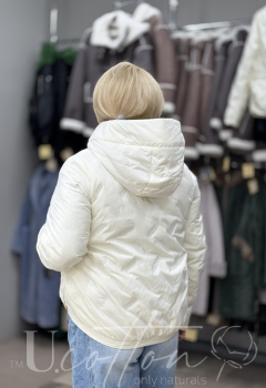 Жіноча демісезонна куртка 2935 Крем-Мед біло-золотистого кольору з капюшоном 