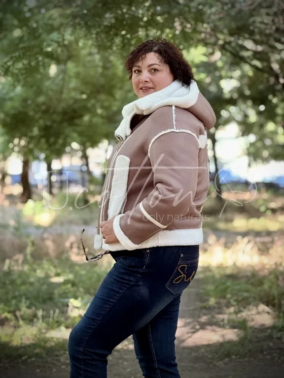 Дублянка косуха жіноча кольору Camel з білим хутром еконорки 301