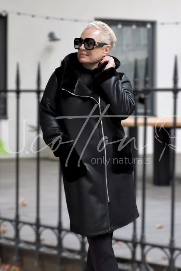 Дублянка класична чорна подовжена з накладними хутряними кишенями