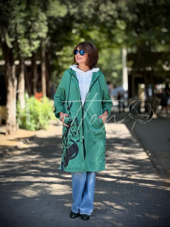 Вітровка коттонова подовжена смарагдово-зеленого кольору з великим малюнком