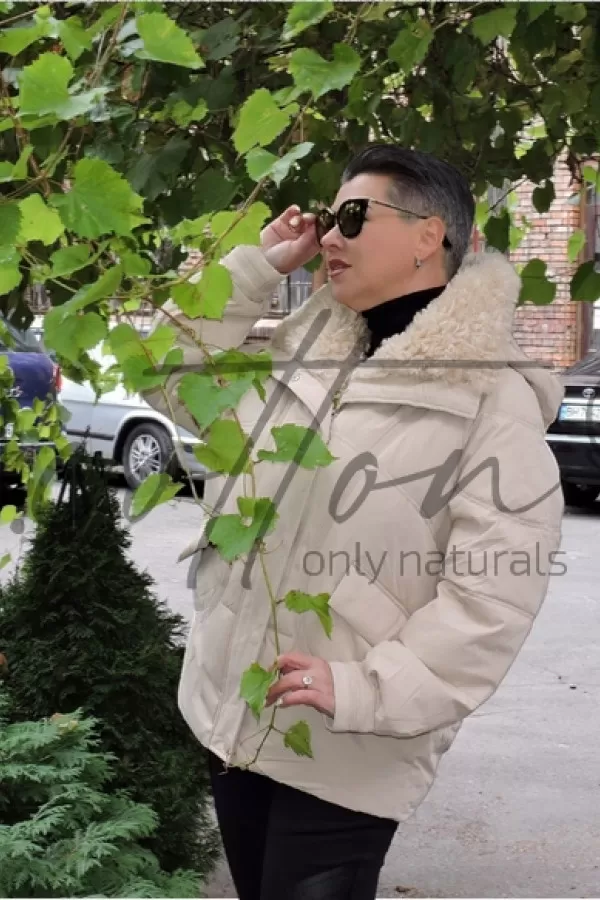 Куртка жіноча зимова перлинно-білого кольору з капелюхом та манжетами